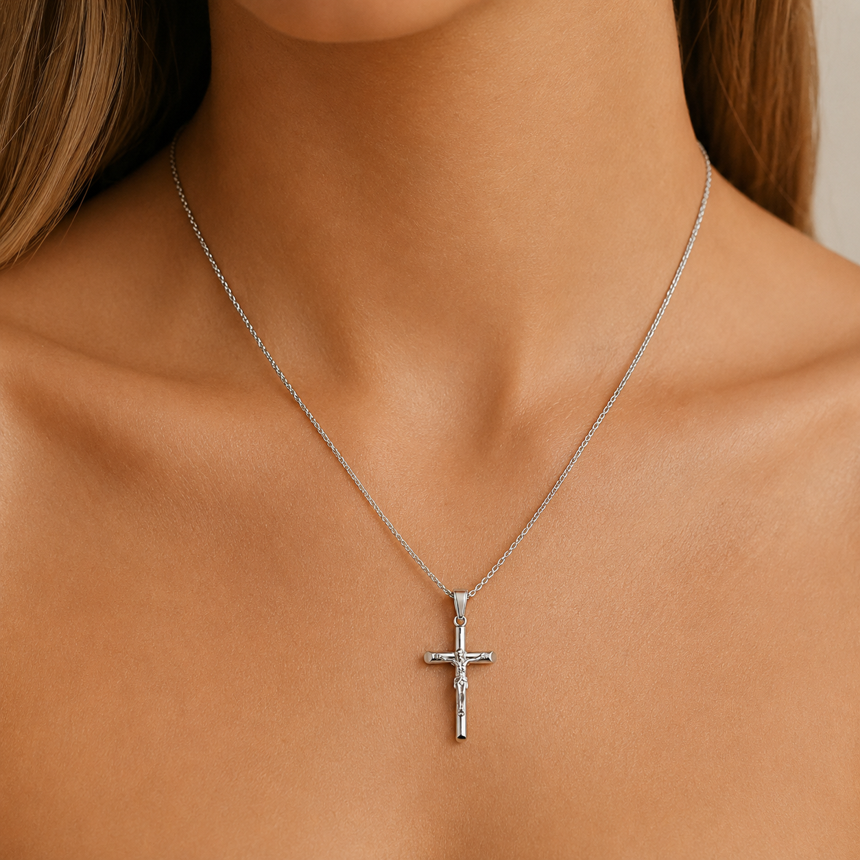 Naszyjnik z krzyżykiem — zbliżenie na zawieszkę, długi łańcuszek 60 cm — Złota Kraków