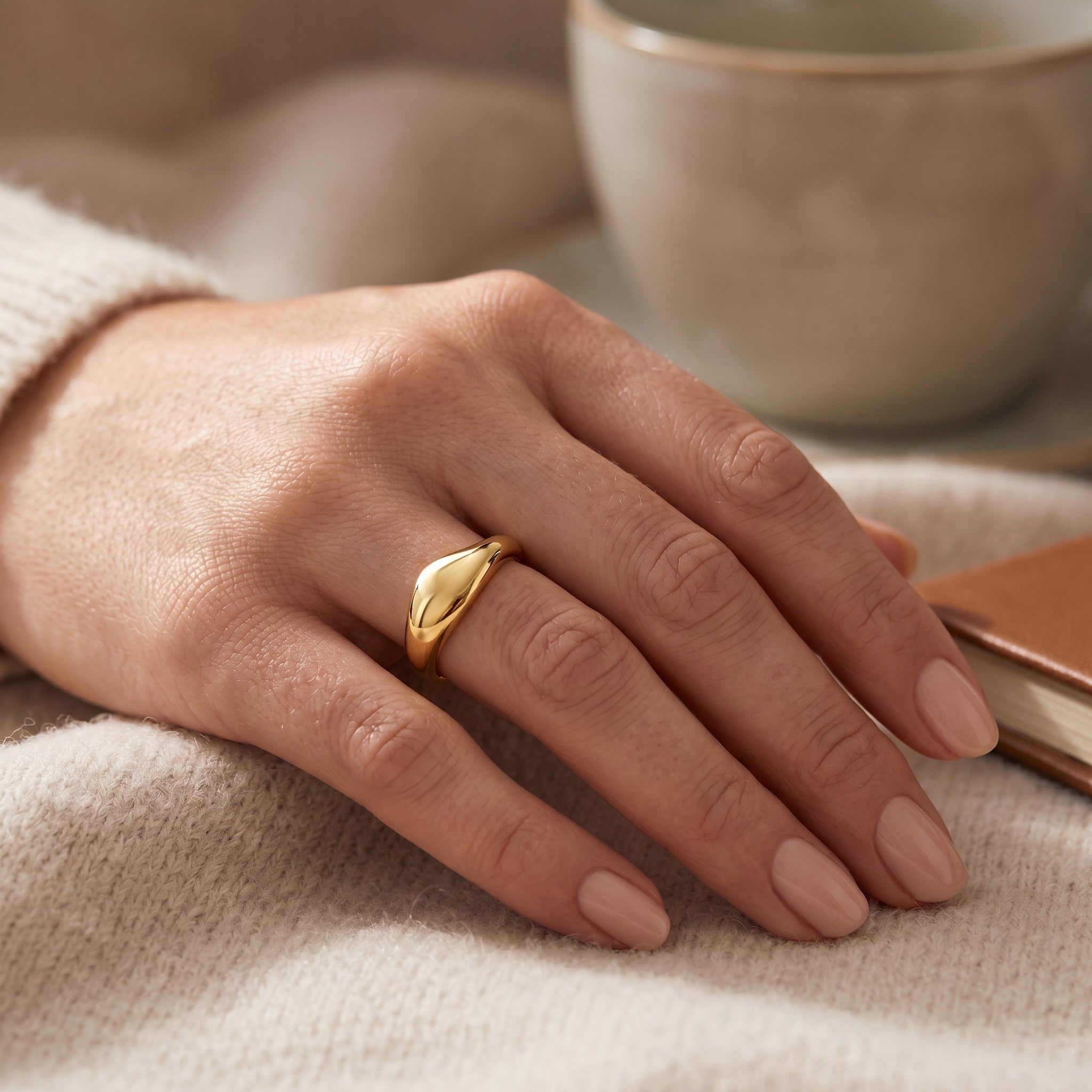 Złota Kraków adjustable gold-plated surgical steel ring with a smooth arched design worn on a woman's hand.
