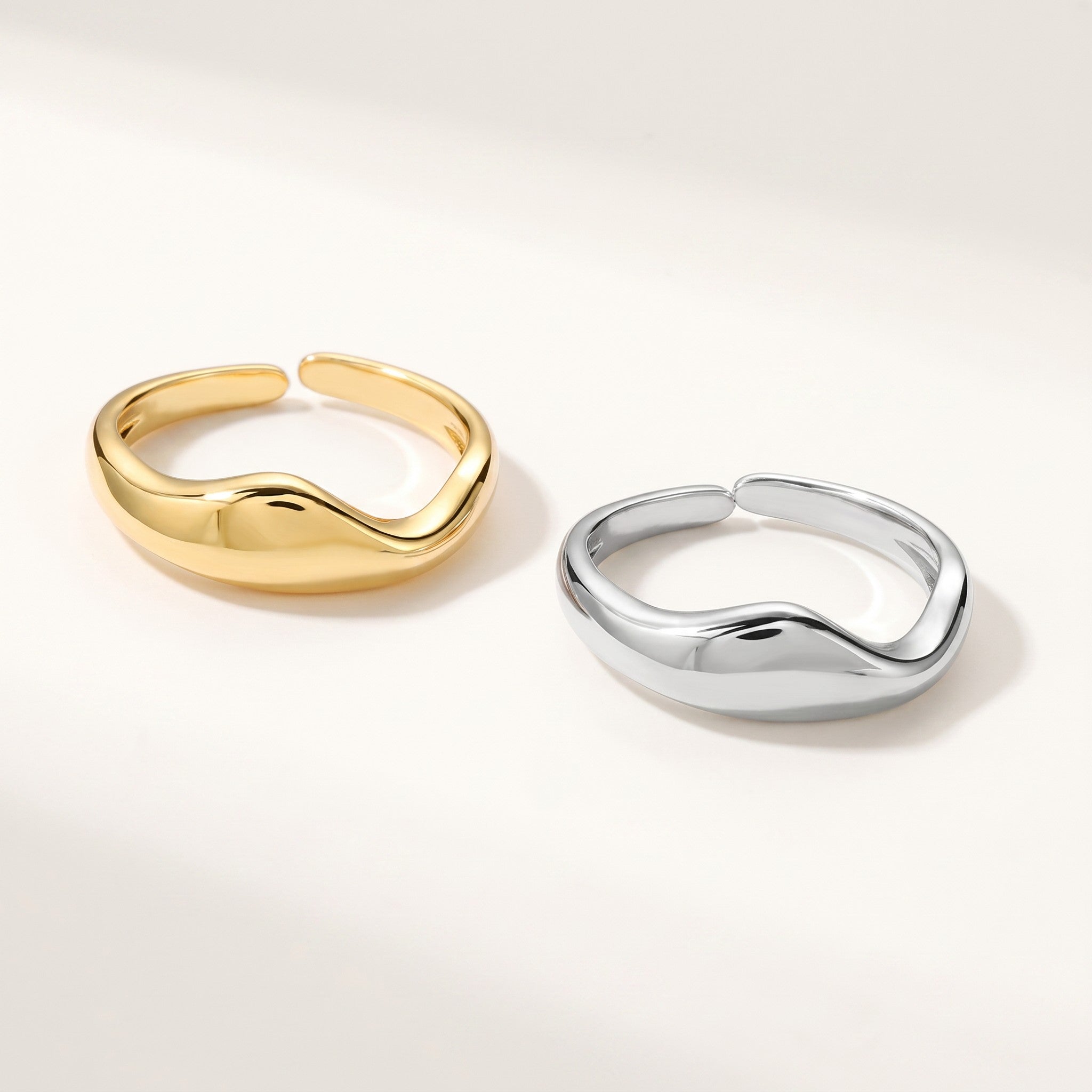 Złota Kraków adjustable wave rings in gold and silver stainless steel with a polished finish.