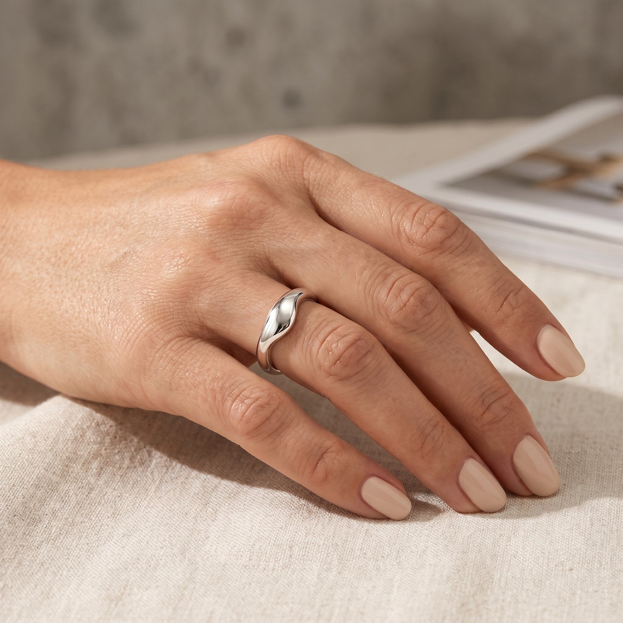 Złota Kraków adjustable silver-tone surgical steel arch ring worn on a woman's finger with a minimalist design.