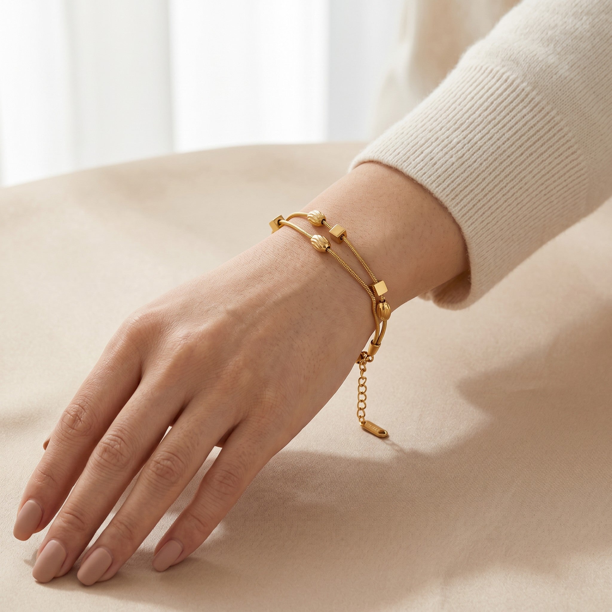 Złota Kraków double chain bracelet with gold-plated surgical steel and decorative beads and cubes. Adjustable length.