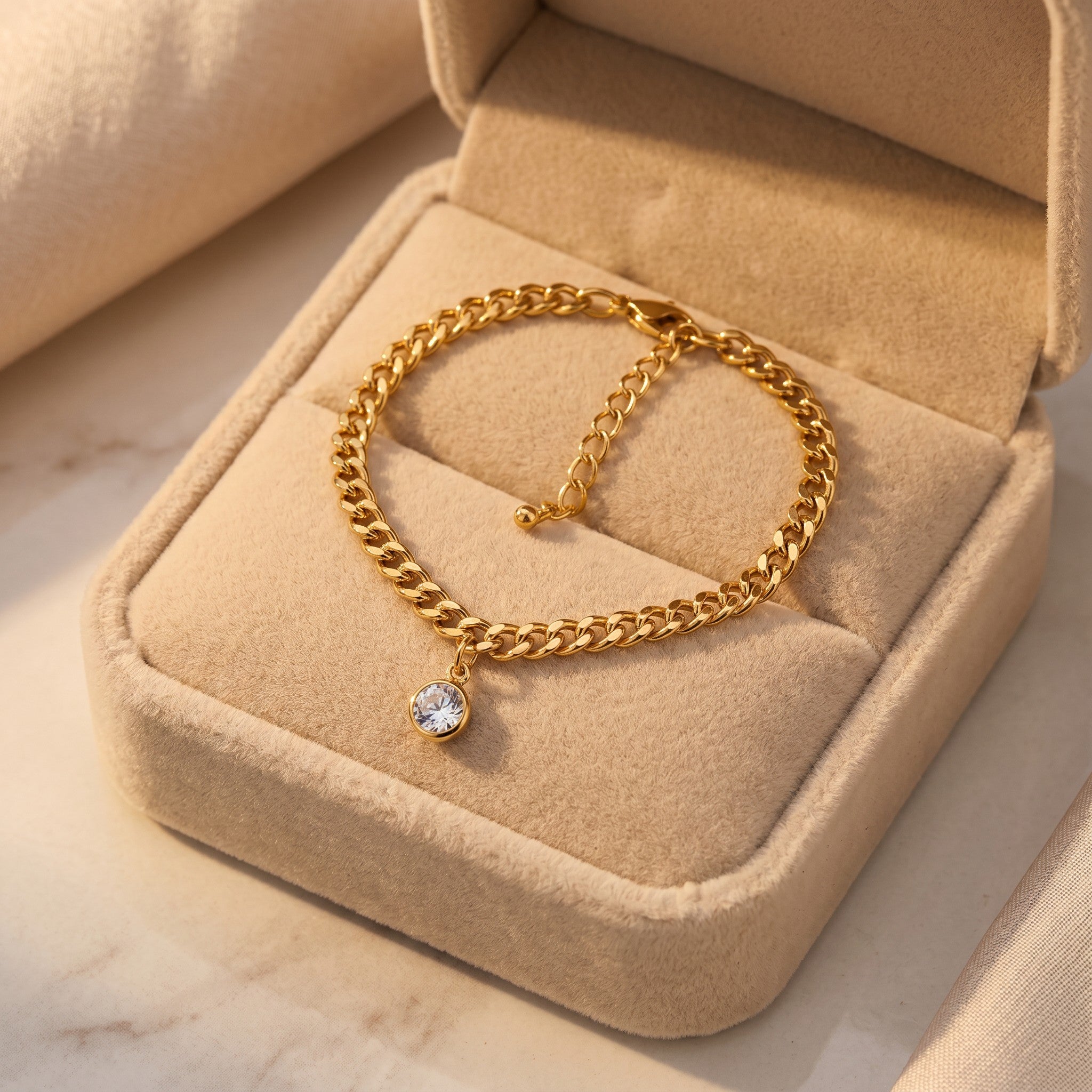 Złota Kraków gold-plated surgical steel bracelet with a clear crystal charm and curb chain. Adjustable length.