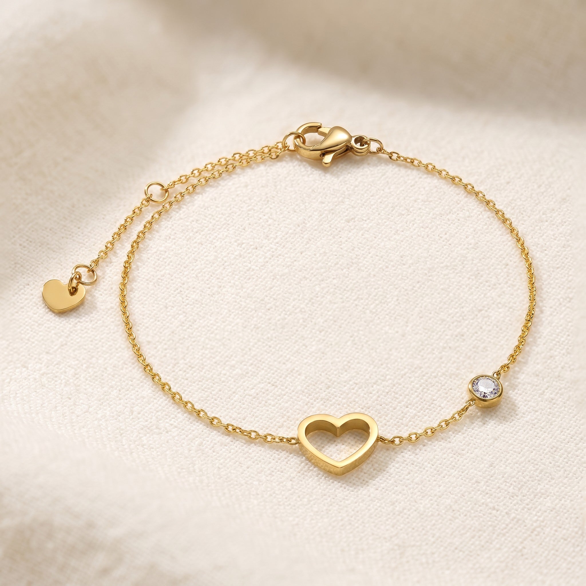 Złota Kraków gold-plated surgical steel bracelet with a heart charm and a clear crystal accent.